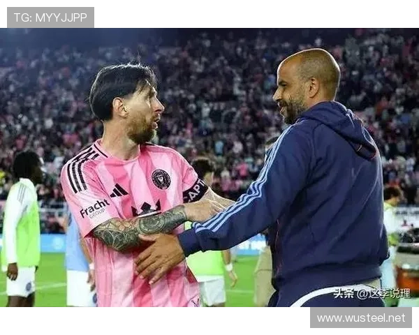 顶流梅西赛后引毛塔球员求合影